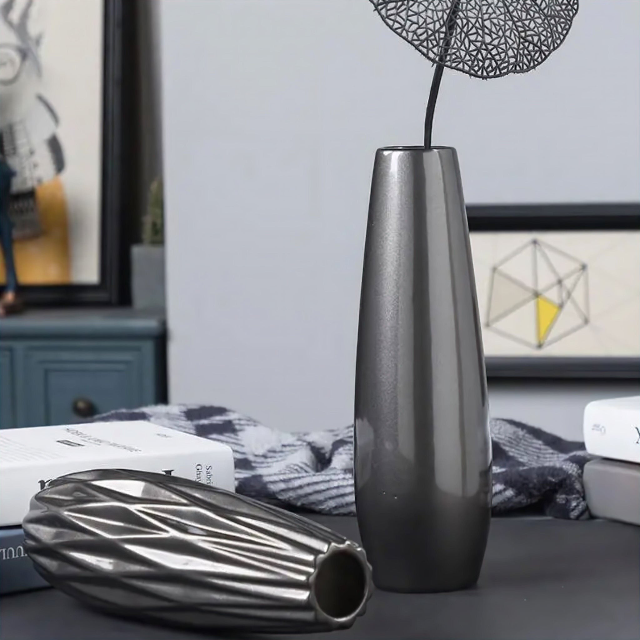 Noir Elegance Vase 